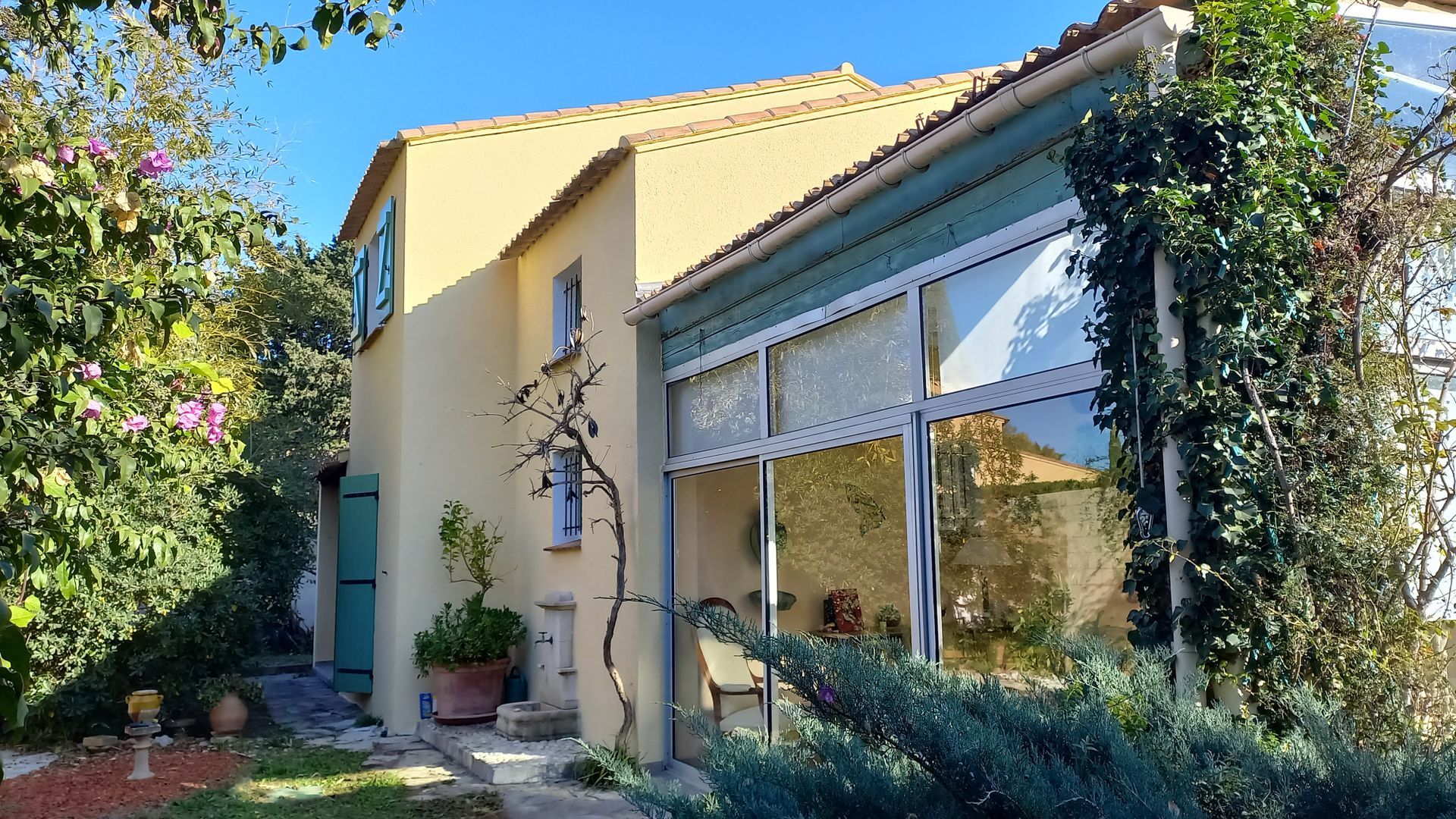 Grande maison ensoleillée