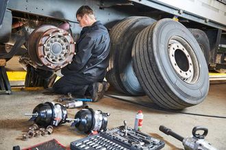 Autowerkstatt, in der ein Reifenwechsel durchgeführt wird