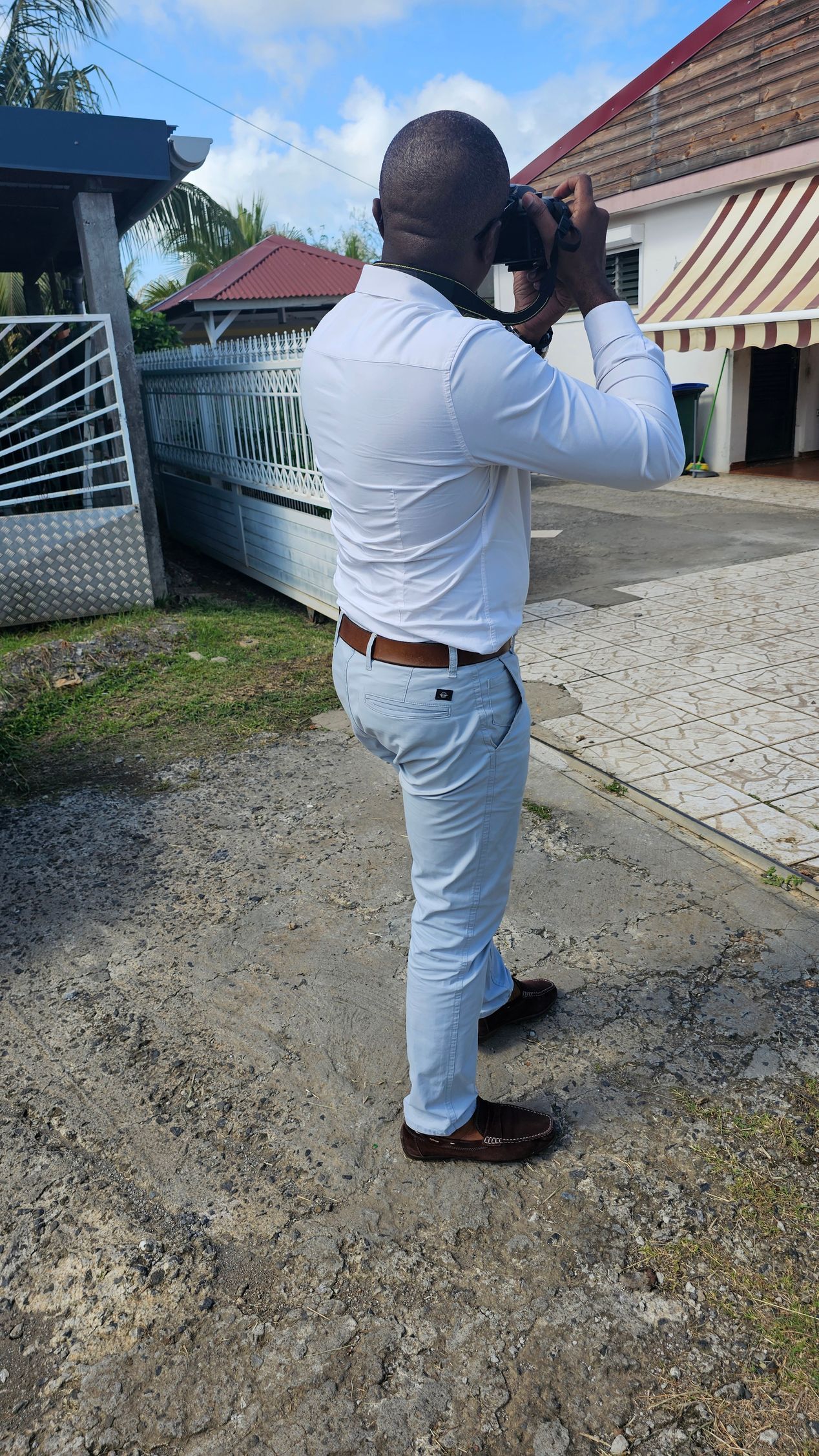 Expert en train de prendre une photo de l'extérieur d'une maison