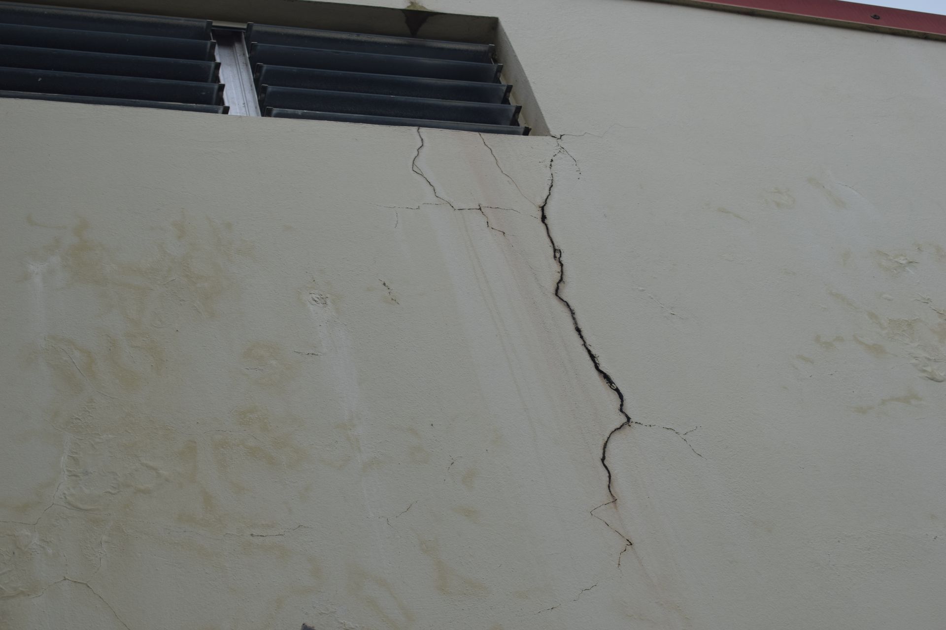 Fissure sur mur extérieur d'une maison