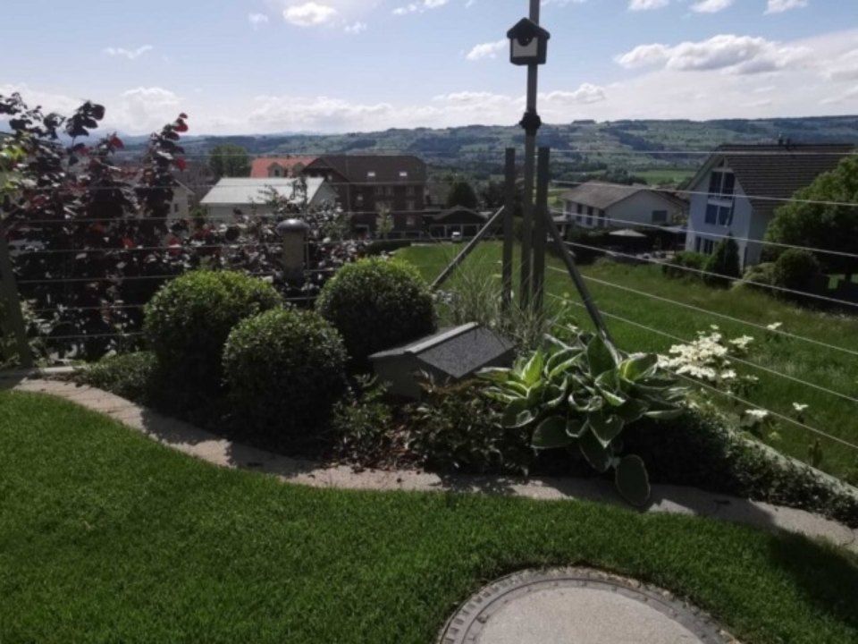 Eine Dachkonstruktion mit Kieskreisen auf weissem Untergrund. Ein Eimer und eine Werkzeugkiste stehen daneben.