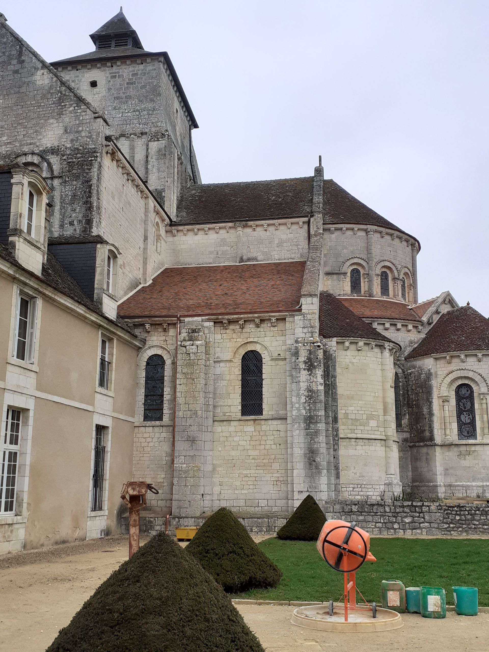 Couverture tuile plate Bridoré sur toiture abbaye de Fontgombault