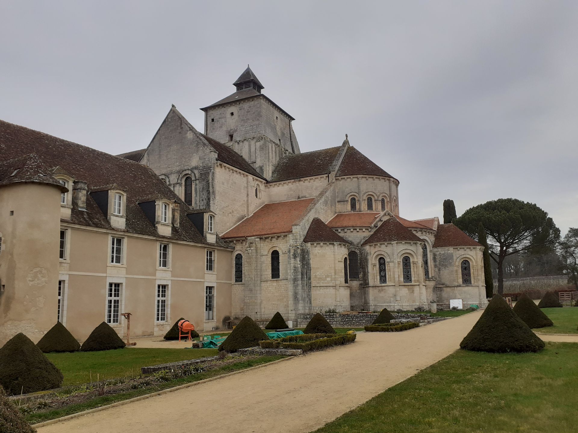 Couverture tuile plate Bridoré sur toiture abbaye de Fontgombault