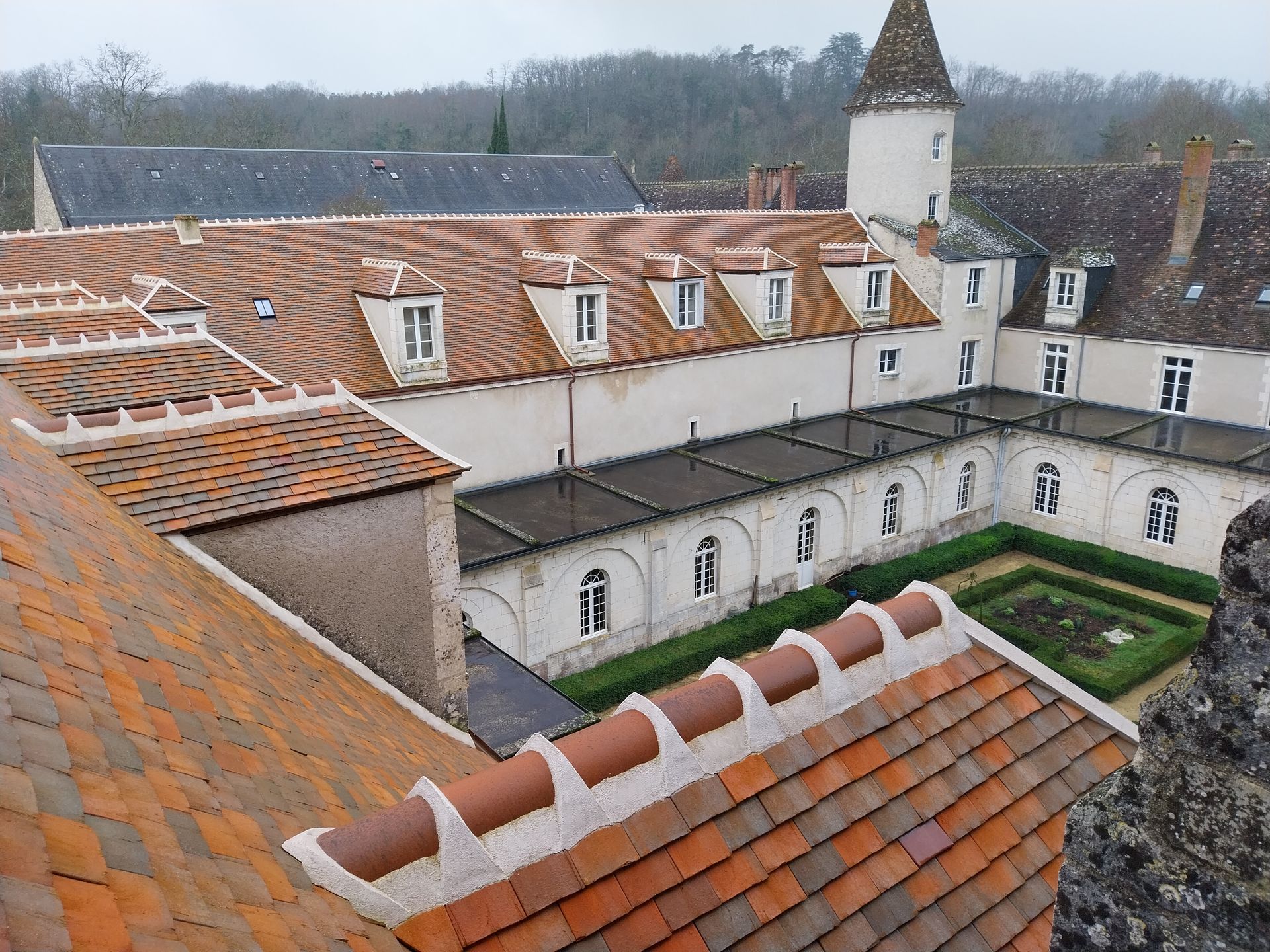 Couverture tuile plate Bridoré sur toiture abbaye de Fontgombault