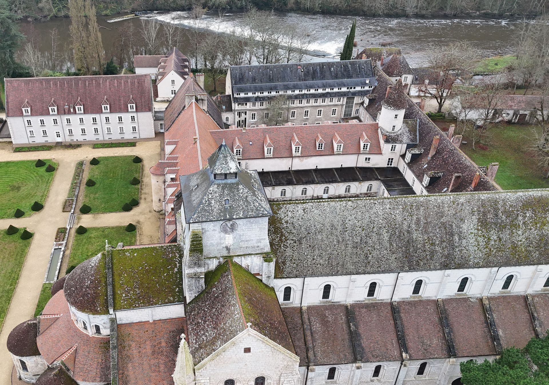 Couverture tuile plate Bridoré sur toiture abbaye de Fontgombault