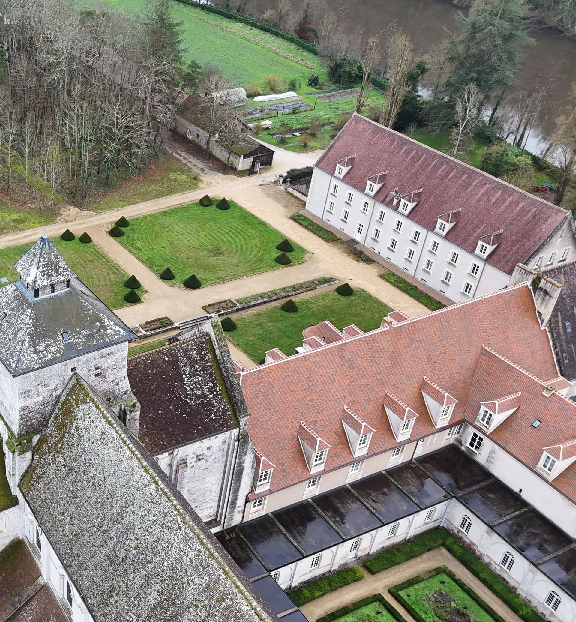Couverture tuile plate Bridoré sur toiture abbaye de Fontgombault