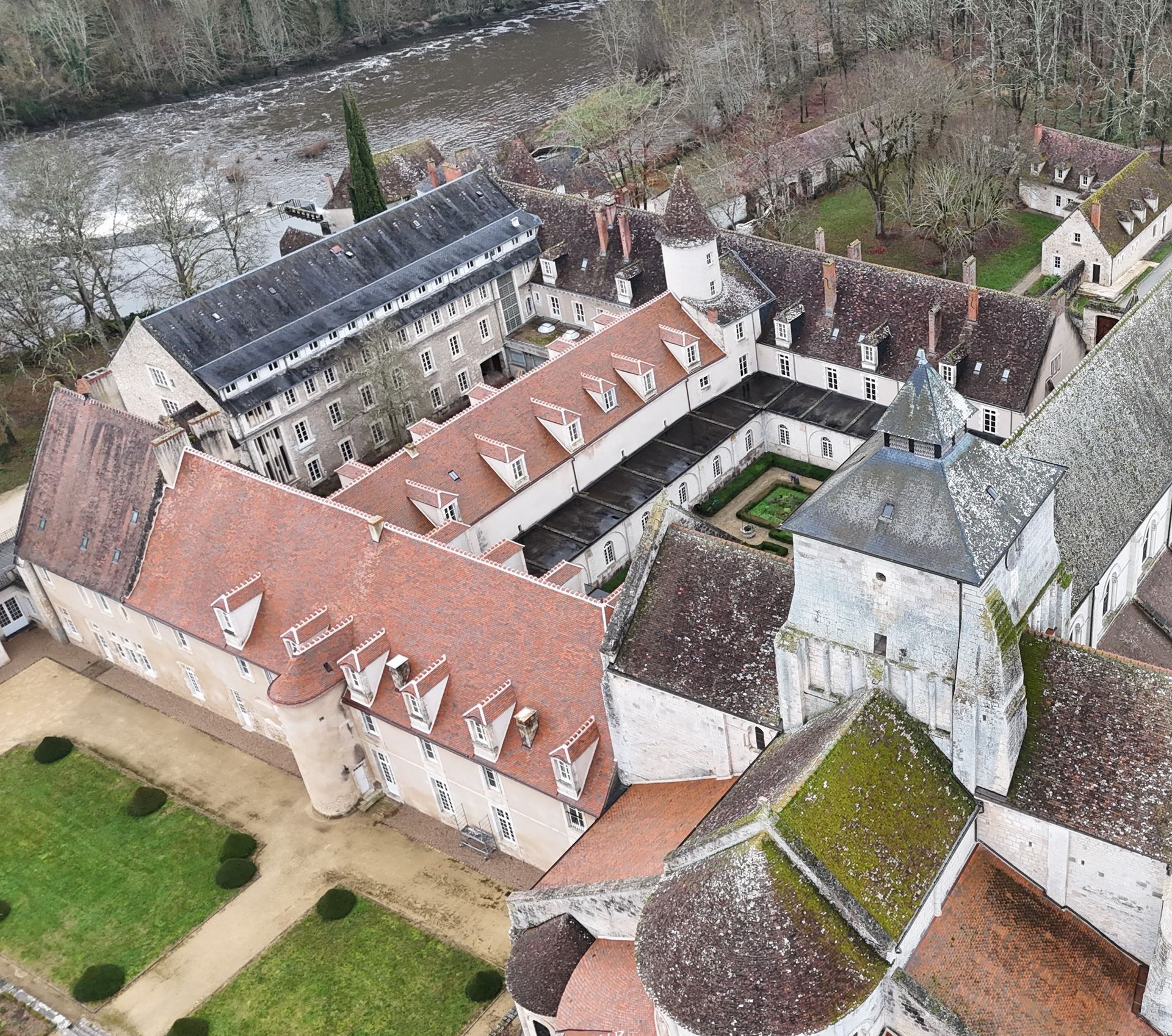 Couverture tuile plate Bridoré sur toiture abbaye de Fontgombault