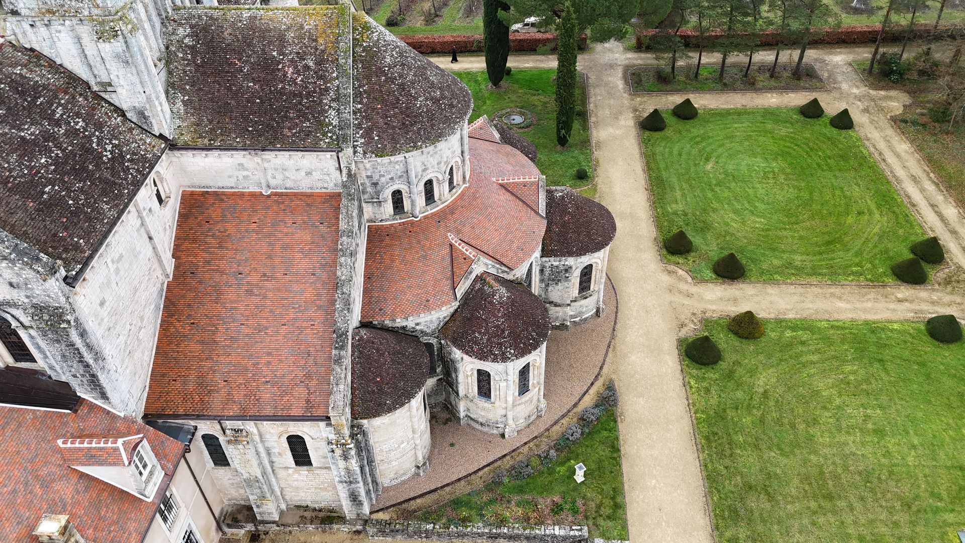 Couverture tuile plate Bridoré sur toiture abbaye de Fontgombault
