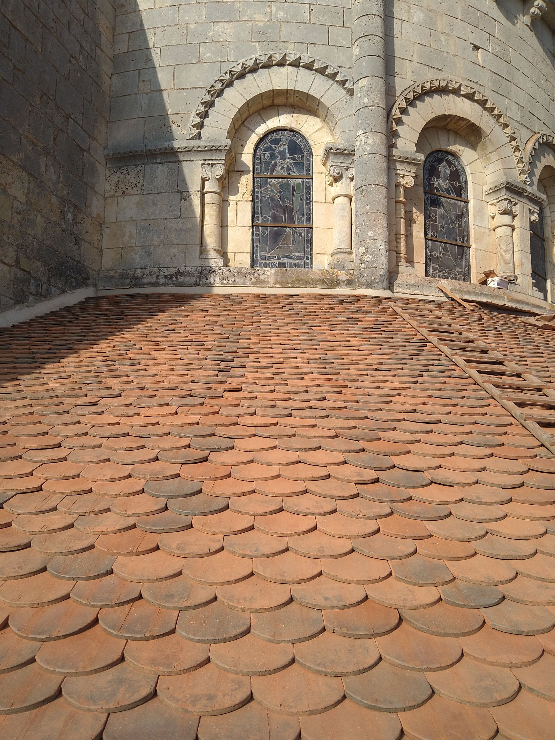Couverture tuile plate Bridoré sur toiture abbaye de Fontgombault