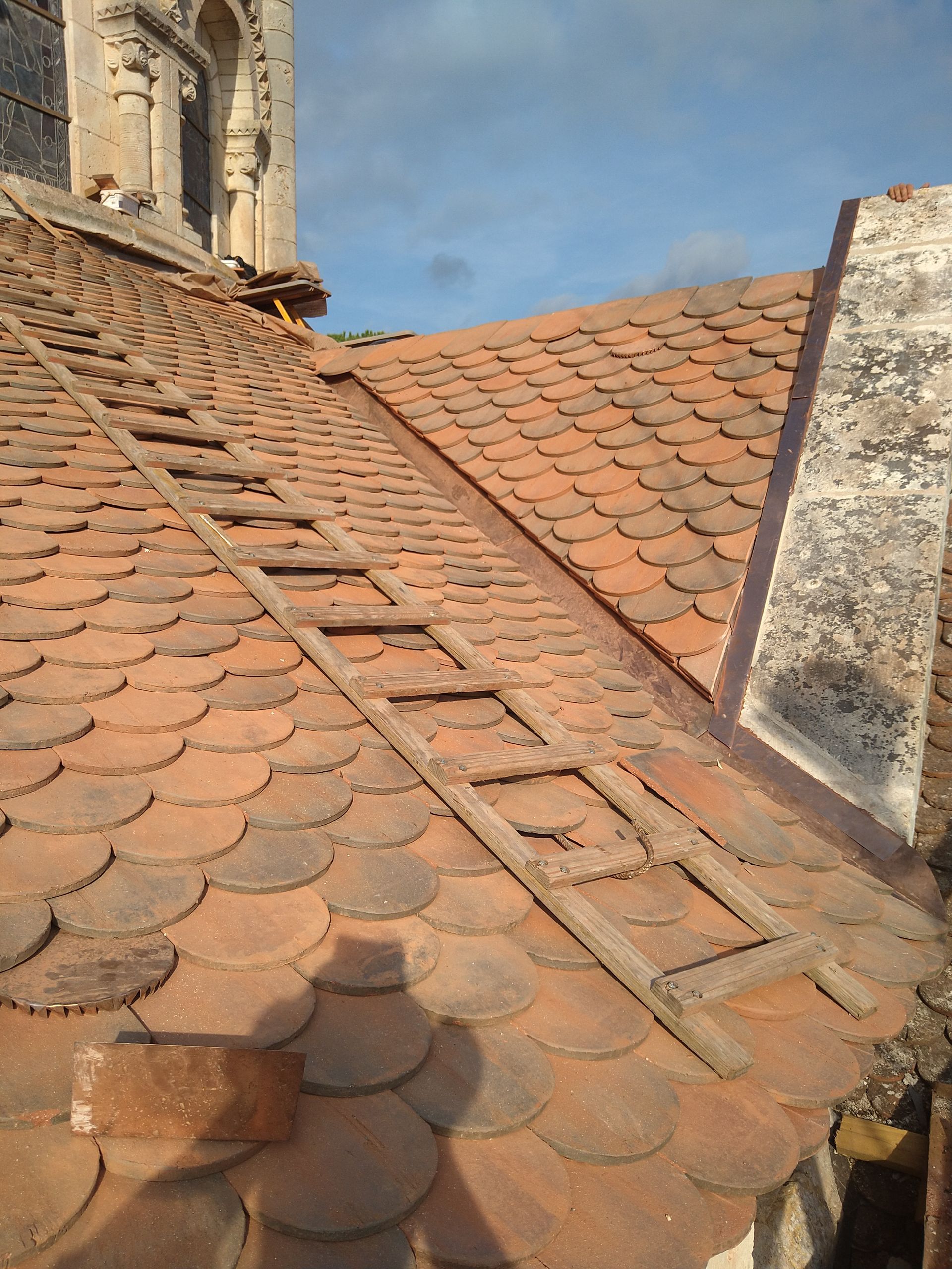 Couverture tuile plate Bridoré sur toiture abbaye de Fontgombault