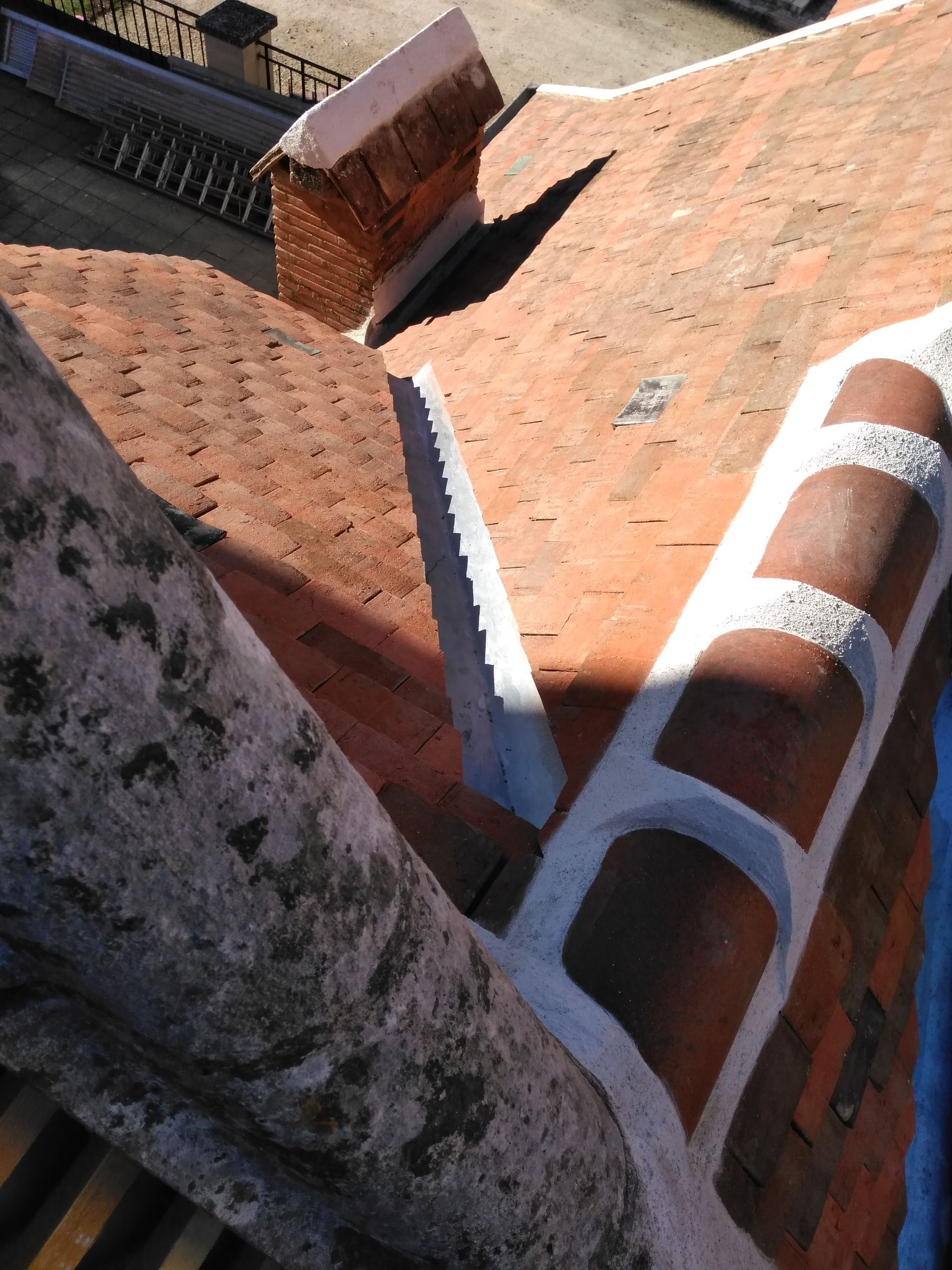 Couverture tuile plate Bridoré sur toiture abbaye de Fontgombault