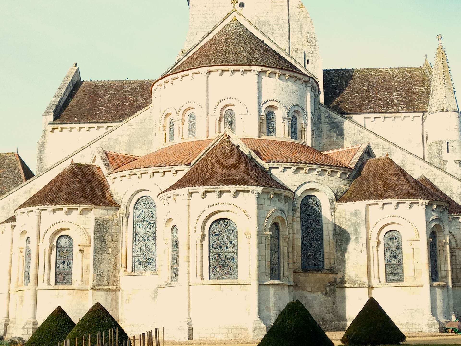 Couverture tuile plate Bridoré sur toiture abbaye de Fontgombault