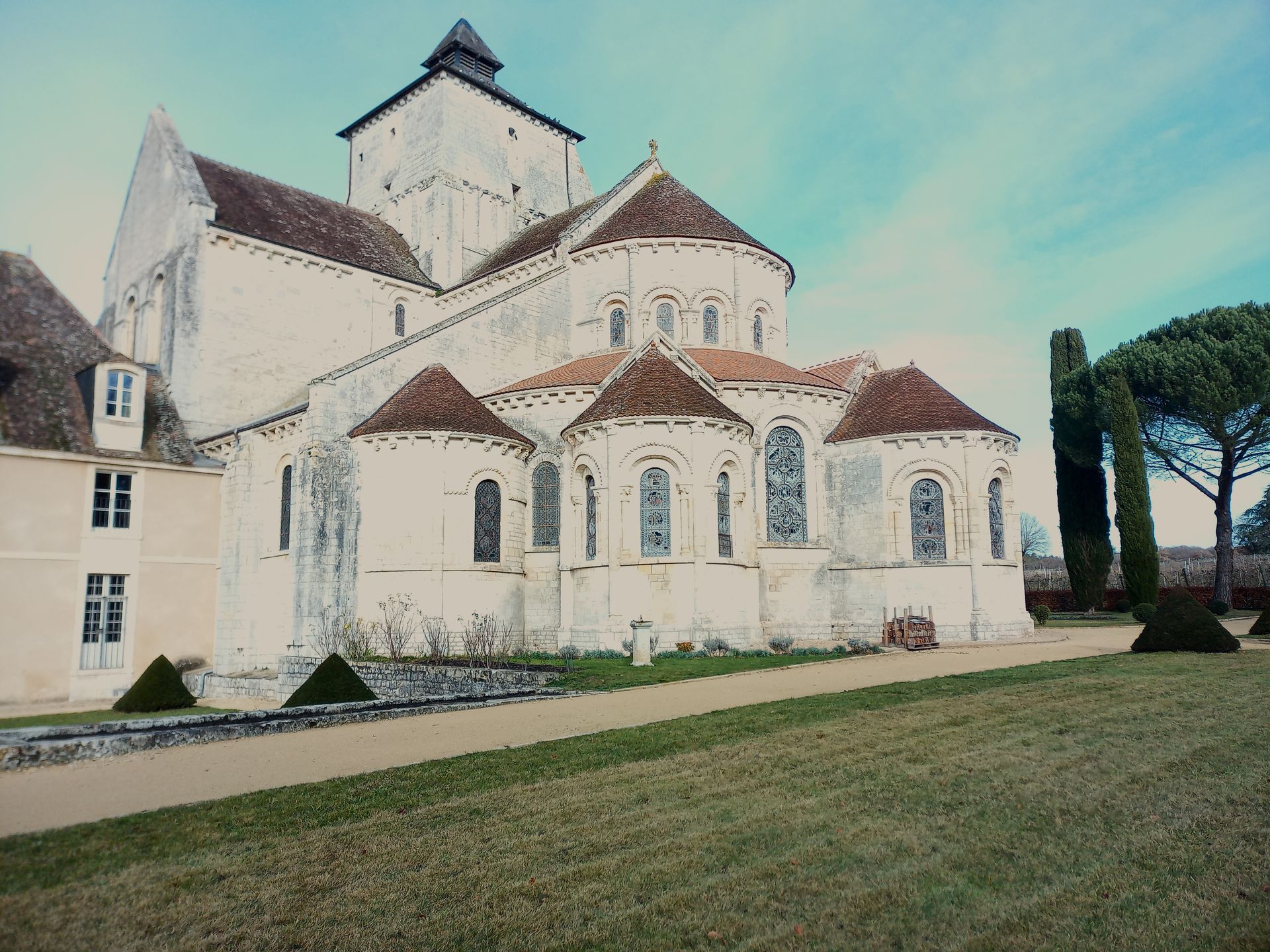 Couverture tuile plate Bridoré sur toiture abbaye de Fontgombault