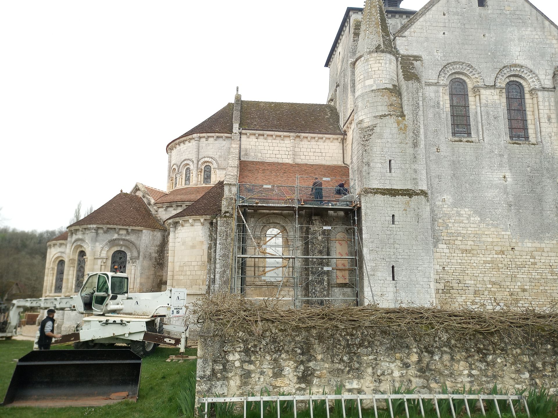 Couverture tuile plate Bridoré sur toiture abbaye de Fontgombault