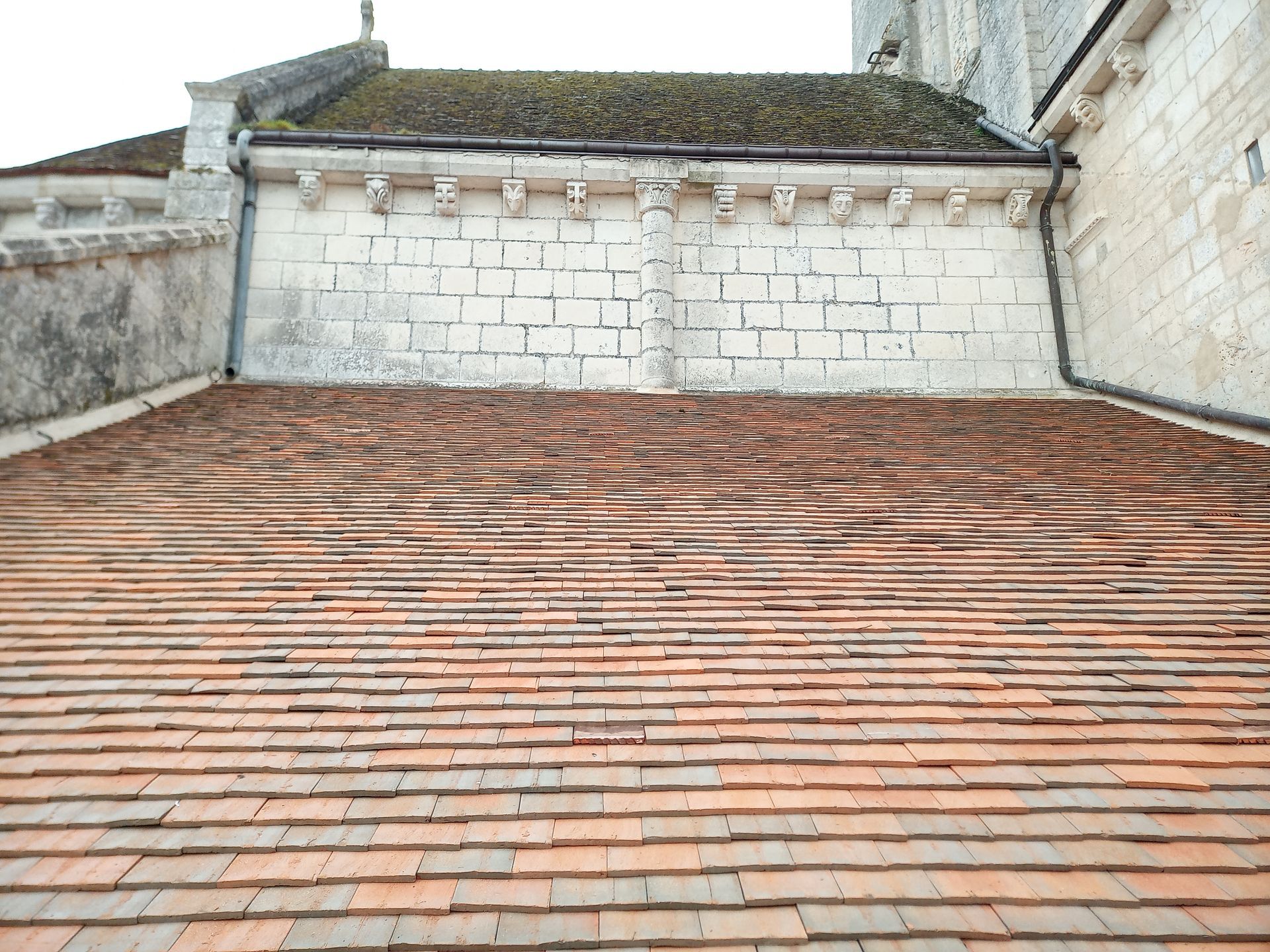 Couverture tuile plate Bridoré sur toiture abbaye de Fontgombault