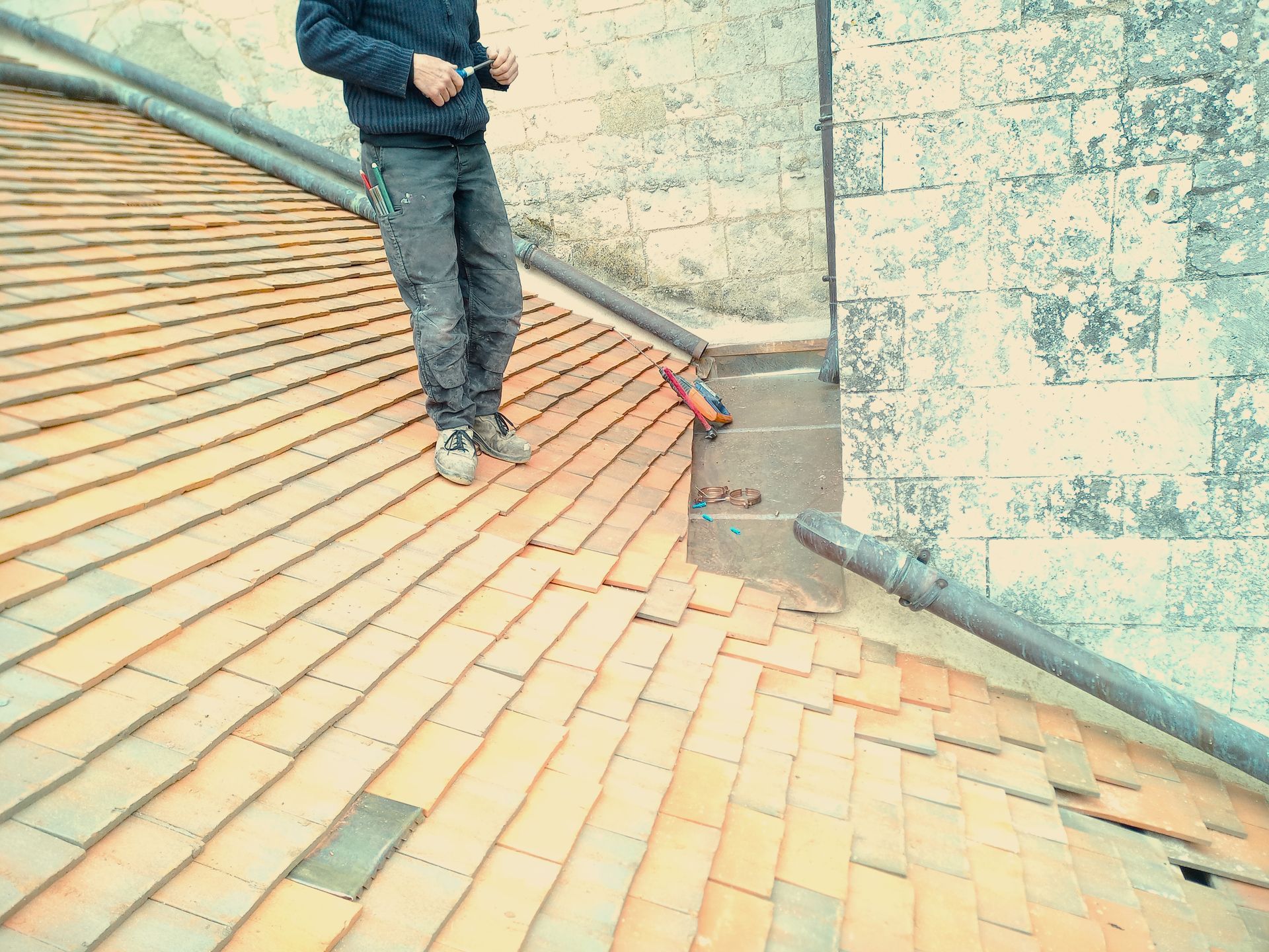 Couverture tuile plate Bridoré sur toiture abbaye de Fontgombault