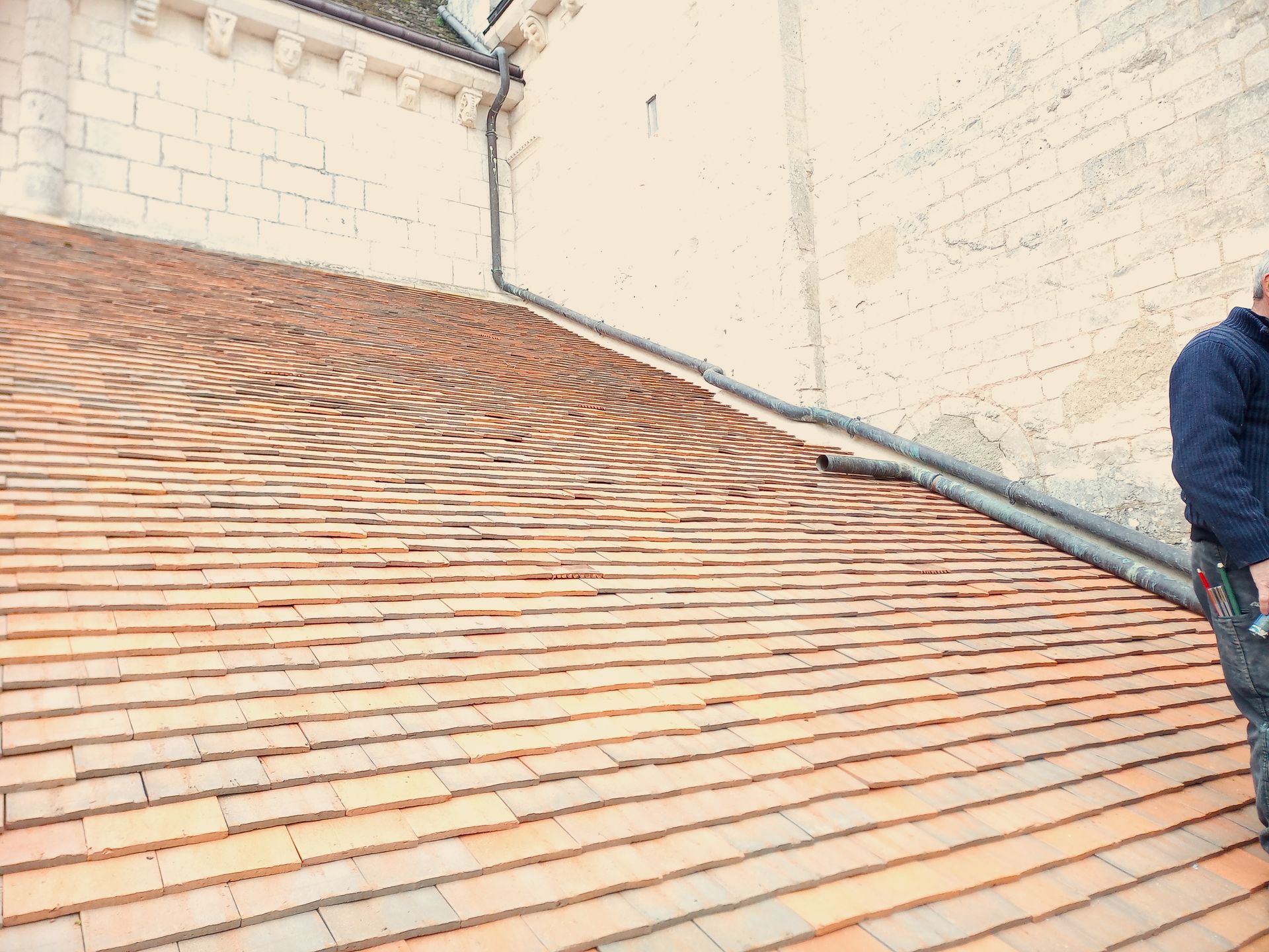 Couverture tuile plate Bridoré sur toiture abbaye de Fontgombault