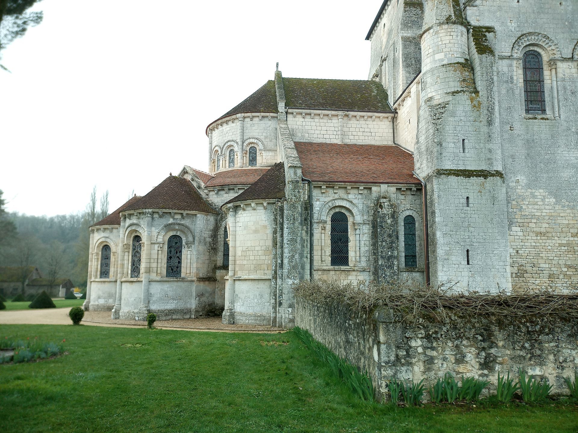 Couverture tuile plate Bridoré sur toiture abbaye de Fontgombault