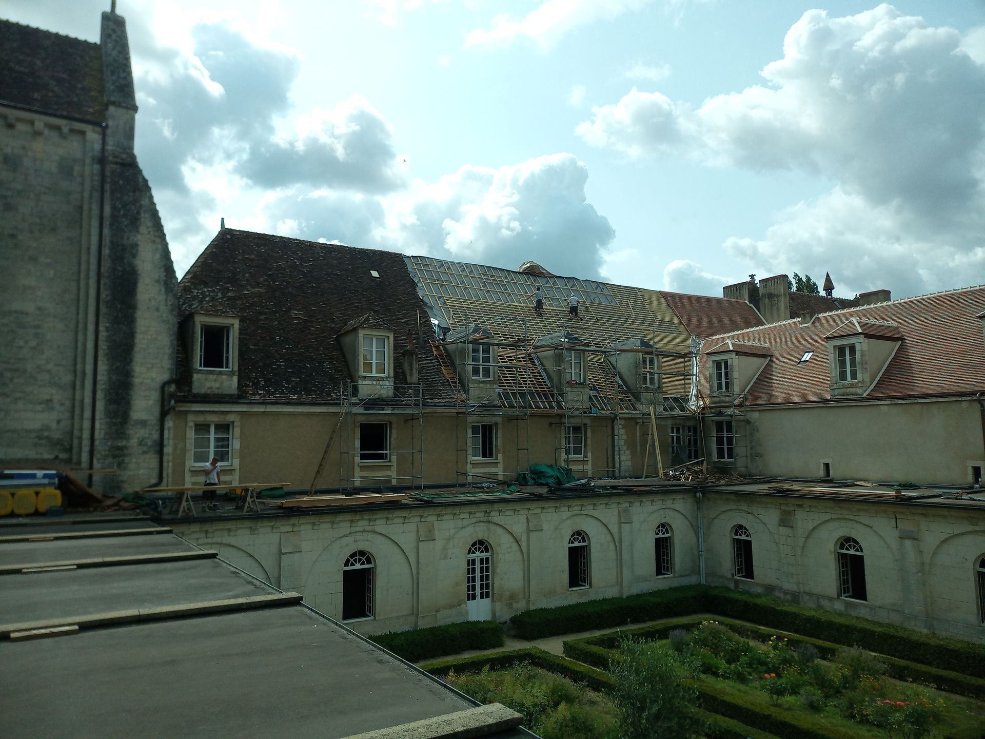 Couverture tuile plate Bridoré sur toiture abbaye de Fontgombault