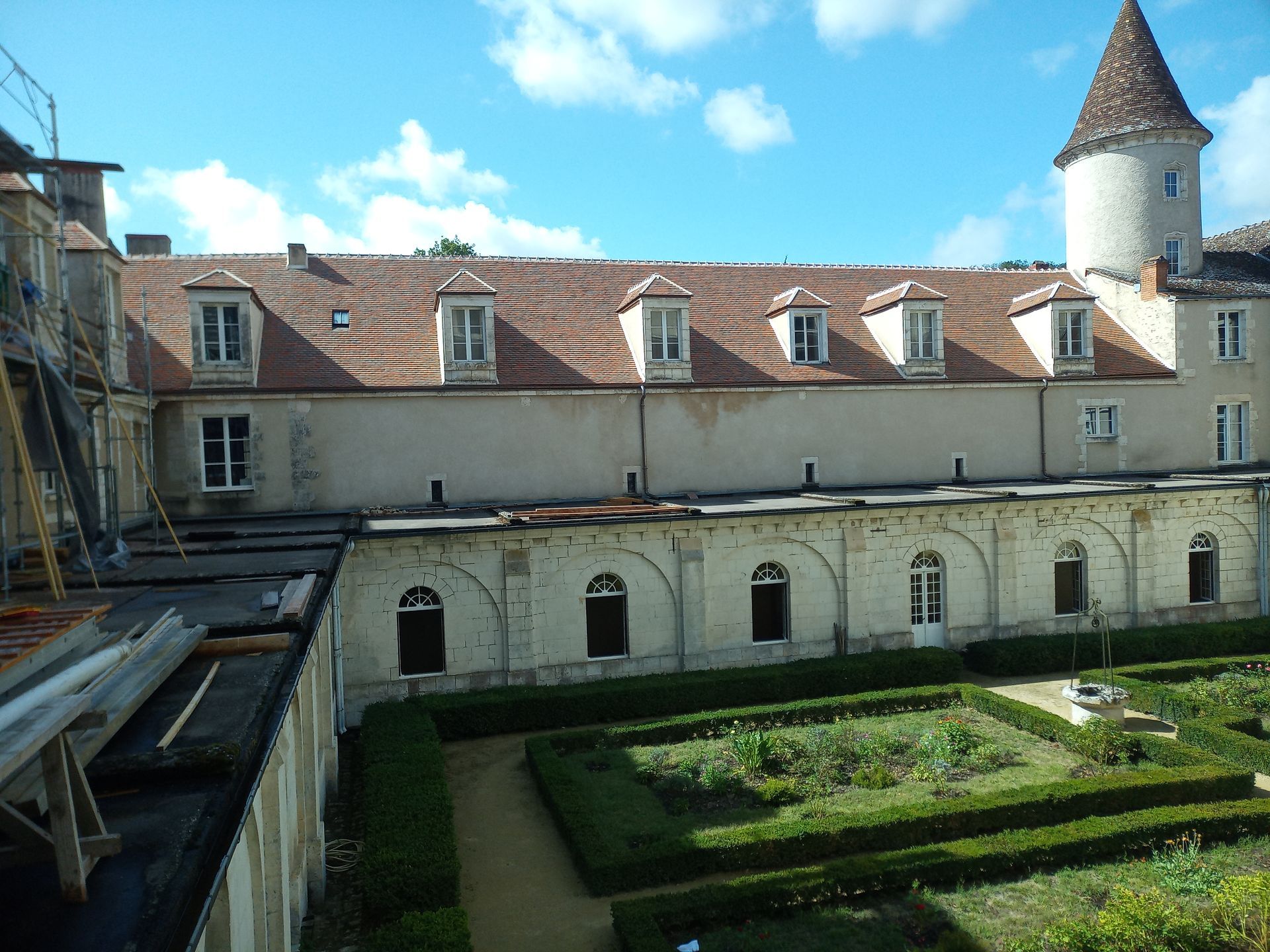 Couverture tuile plate Bridoré sur toiture abbaye de Fontgombault