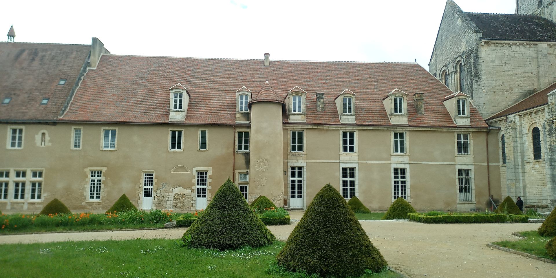 Couverture tuile plate Bridoré sur toiture abbaye de Fontgombault