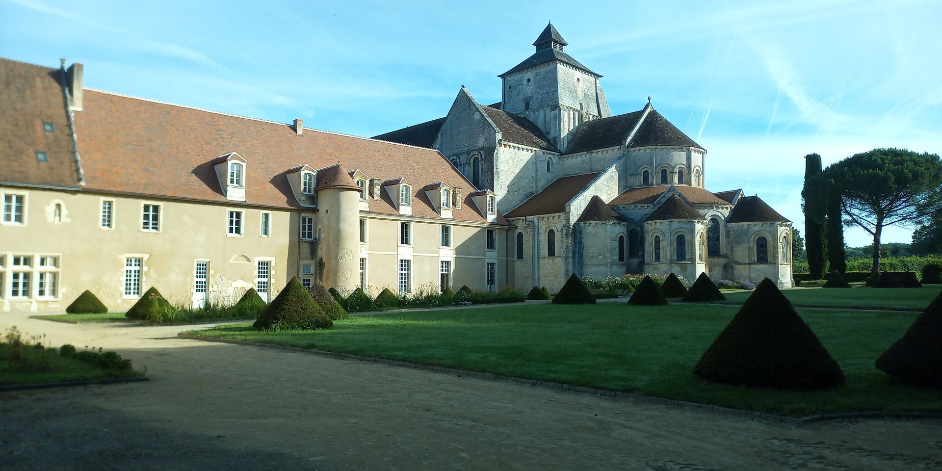 Couverture tuile plate Bridoré sur toiture abbaye de Fontgombault