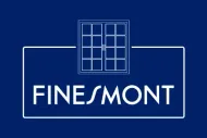Logotipo de FineSmont en blanco sobre fondo azul con un icono de edificio estilizado encima del texto.