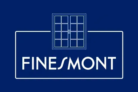 Logotipo de FineSmont en blanco sobre fondo azul con un icono de edificio estilizado encima del texto.