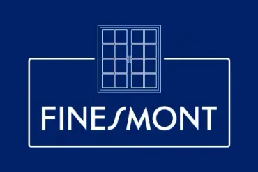 Logotipo de FineSmont en blanco sobre fondo azul con un icono de edificio estilizado encima del texto.