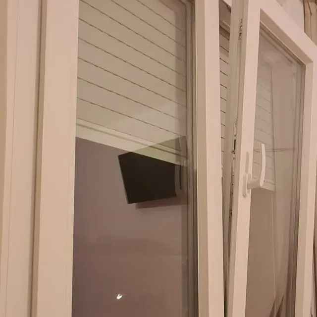Ventana con marco blanco 