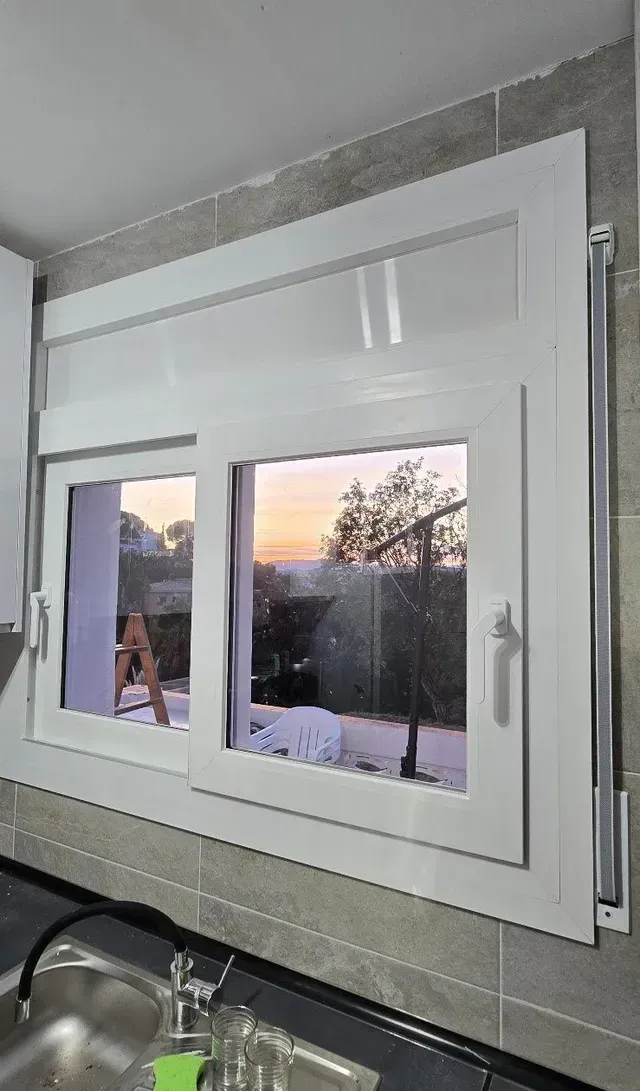 Ventana blanca de la cocina sobre 