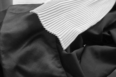 Gros plan sur robe d'avocat