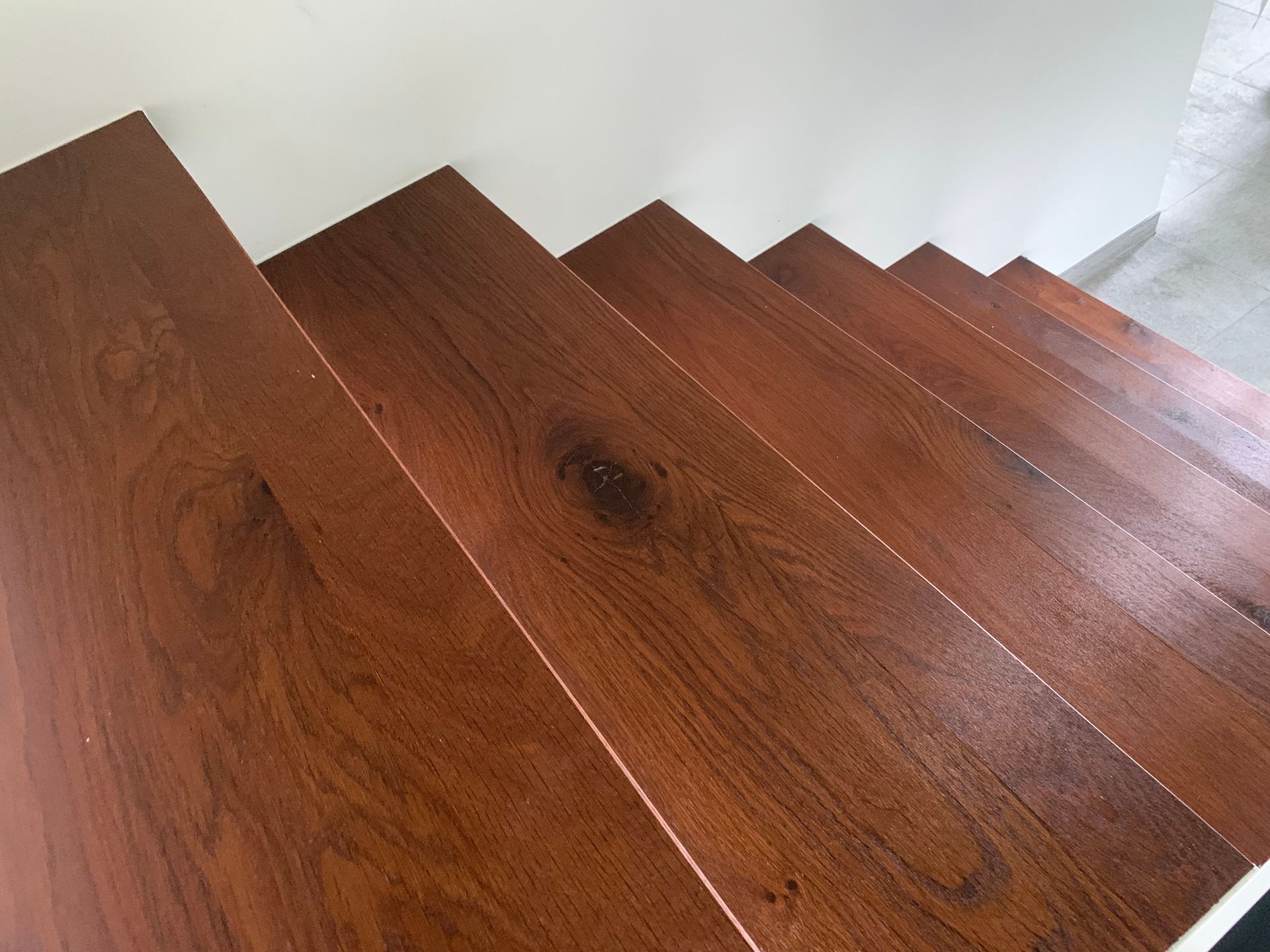 Treppenstufen mit Parkett von Parkettboden Oberi