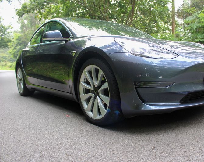 Un Nissan Leaf está estacionado en un garaje.