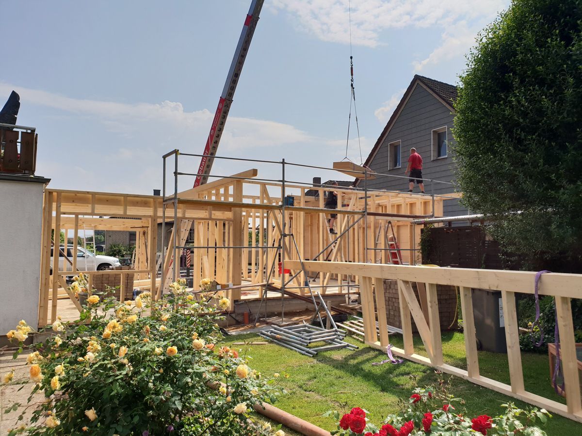 Ein Haus wird gebaut, im Hintergrund ist ein Kran zu sehen.