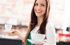 Servicekraft mit Kaffeetassen Servicekraft mit Kaffeetassen