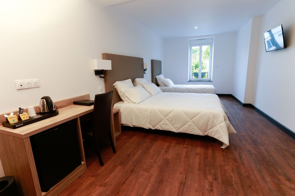 Deux lits dans une chambre d'hôtel