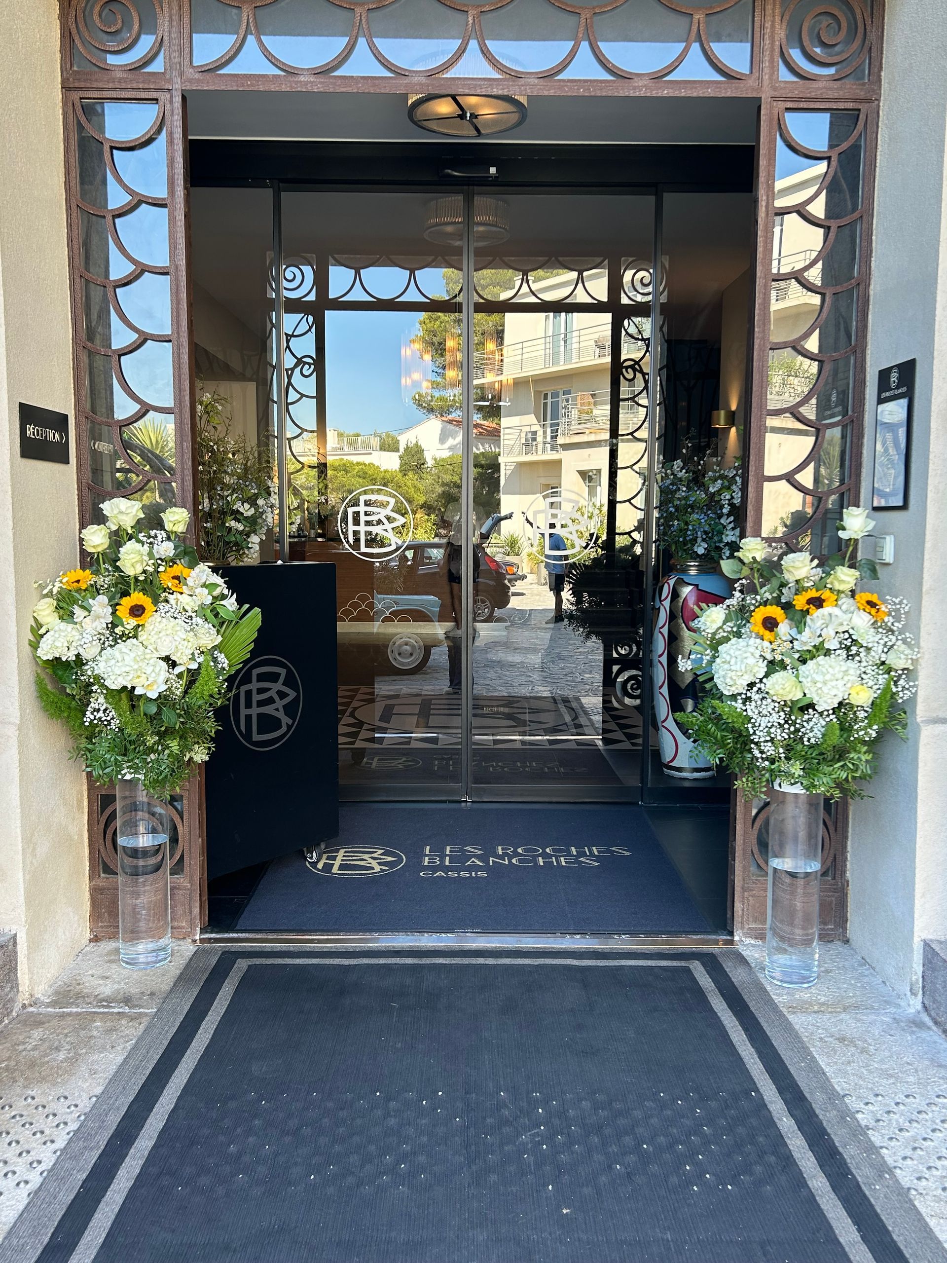 Décoration de fleurs à l'entrée de l'hôtel