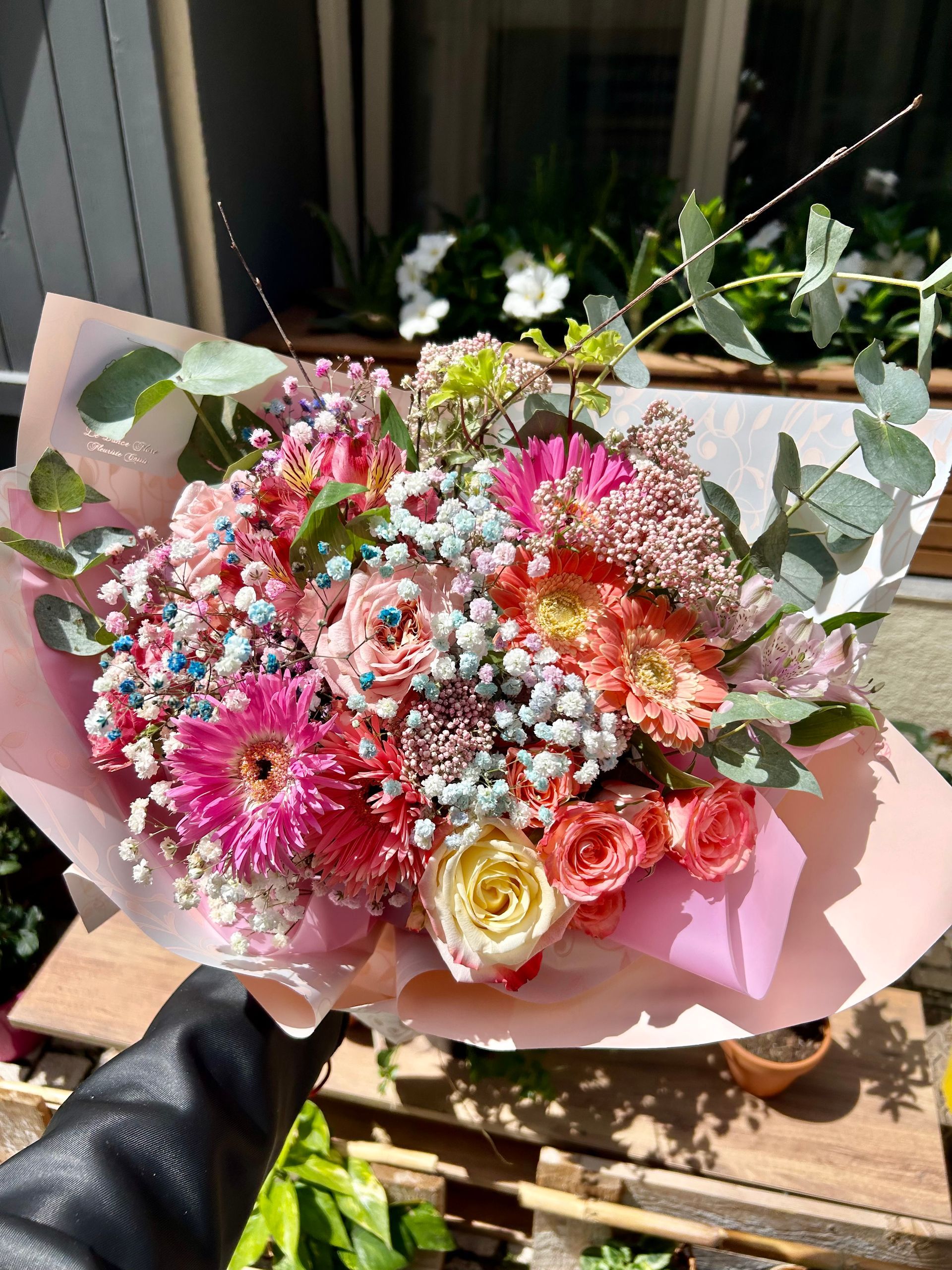 Bouquet de fleurs aux couleurs pastels avec roses