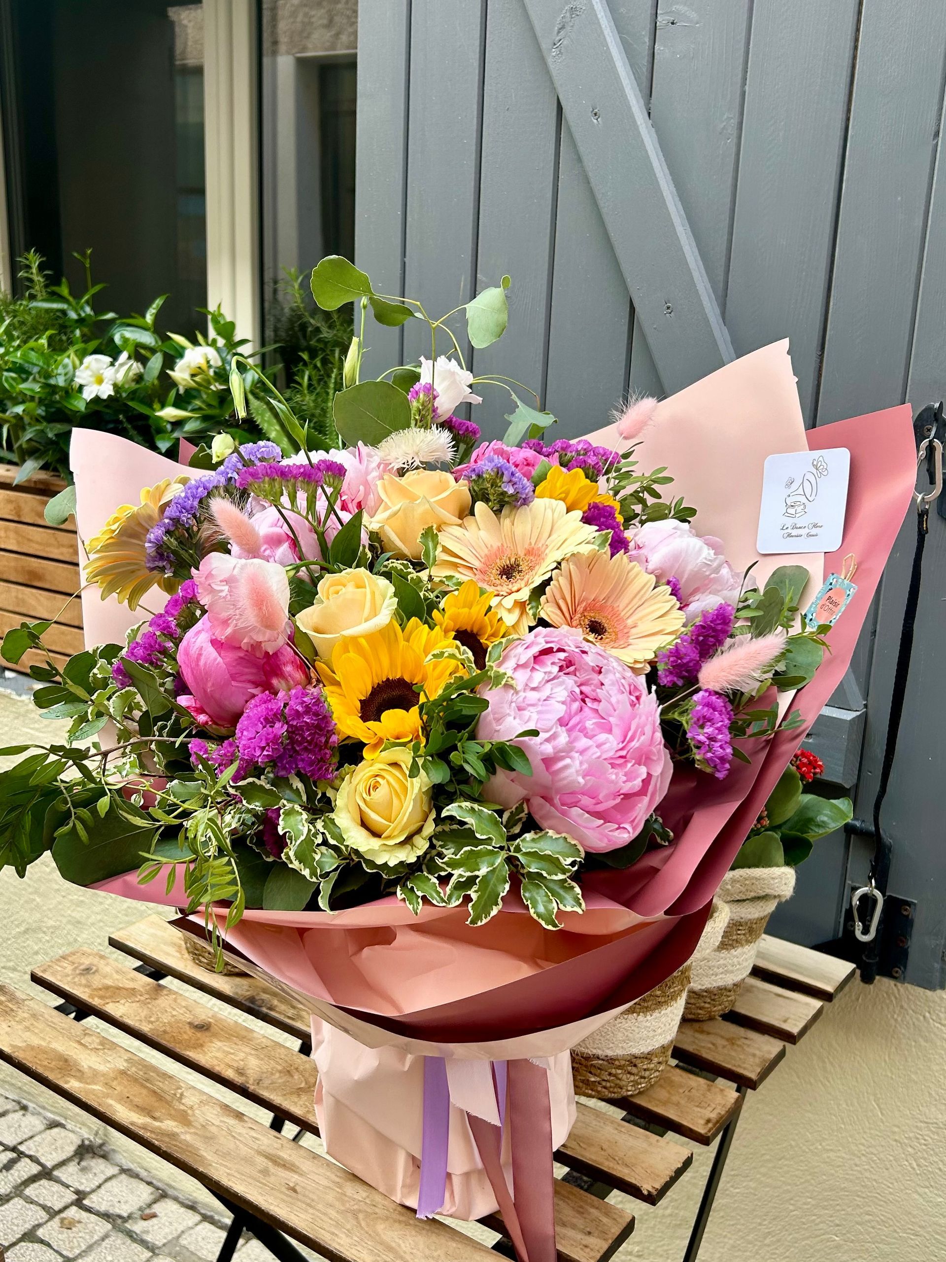 Bouquet de fleurs colorées avec roses, tournesol et pivoines