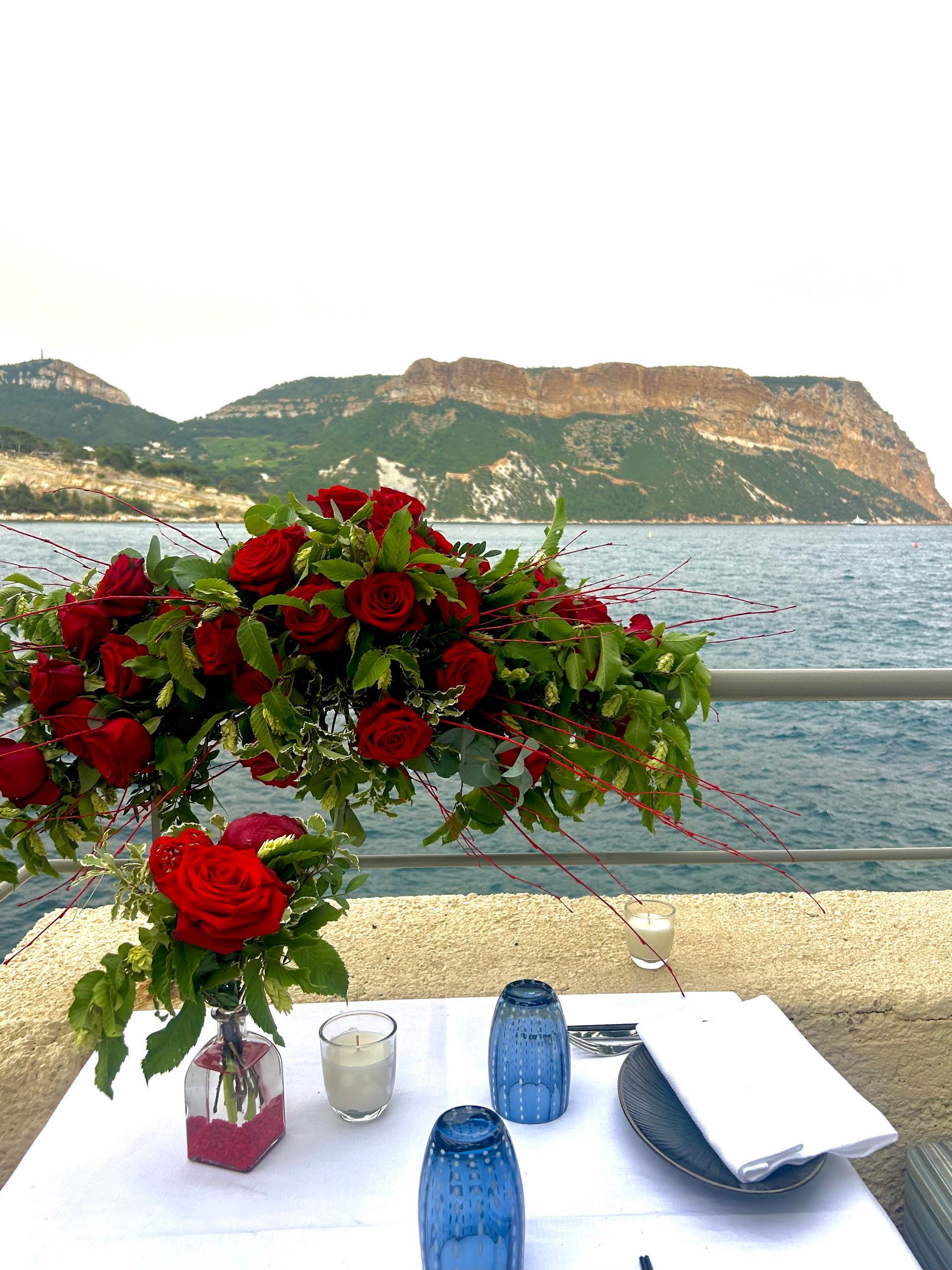 Décoration de roses rouges pour garde-corps