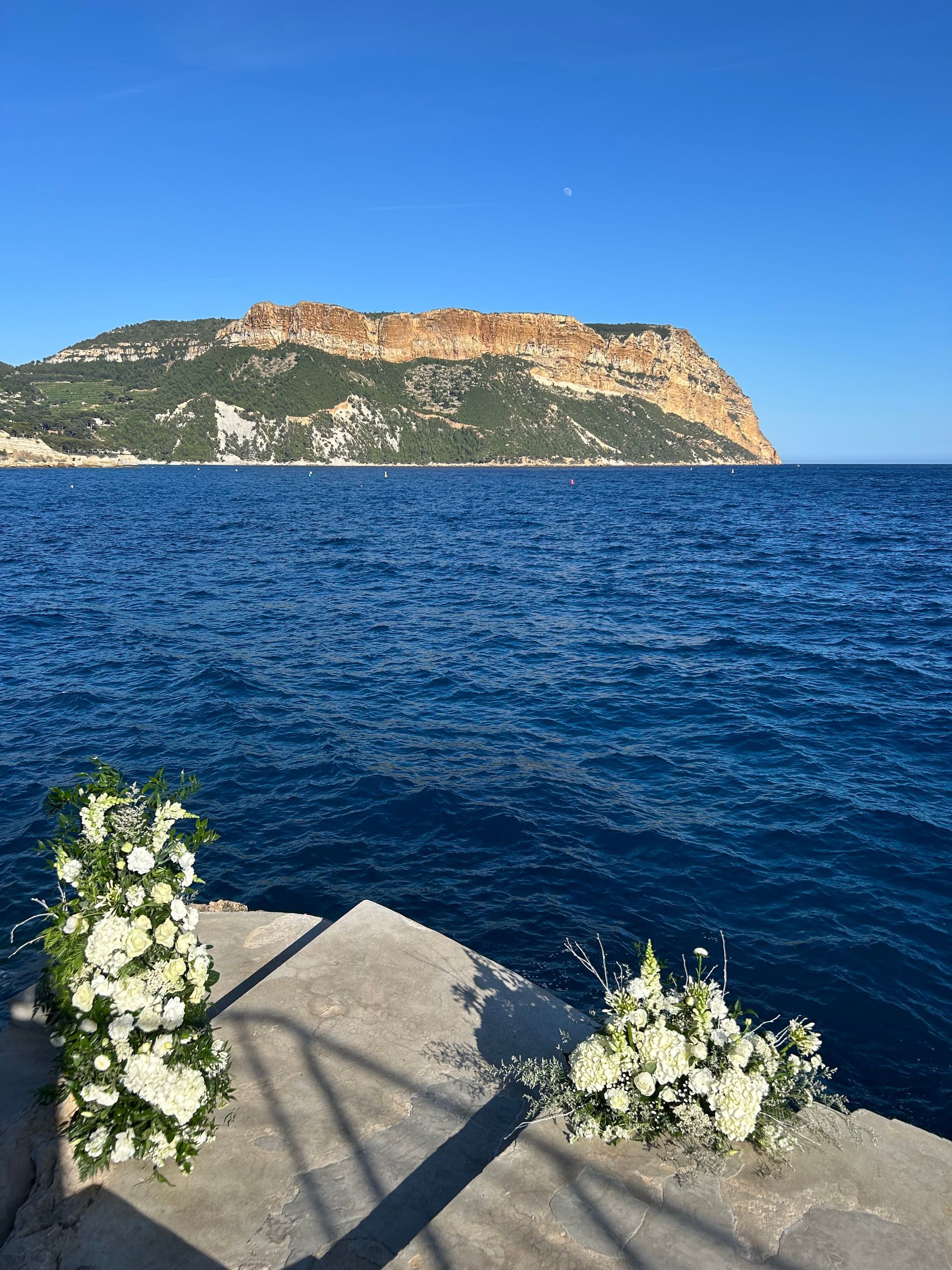 Décoration de fleurs sur des escaliers extérieurs