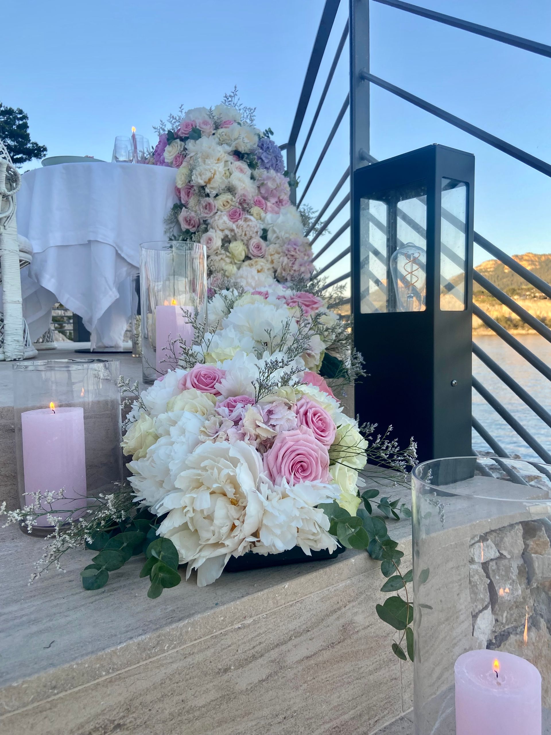 Décorations de fleurs blanches et roses avec bougie au sol