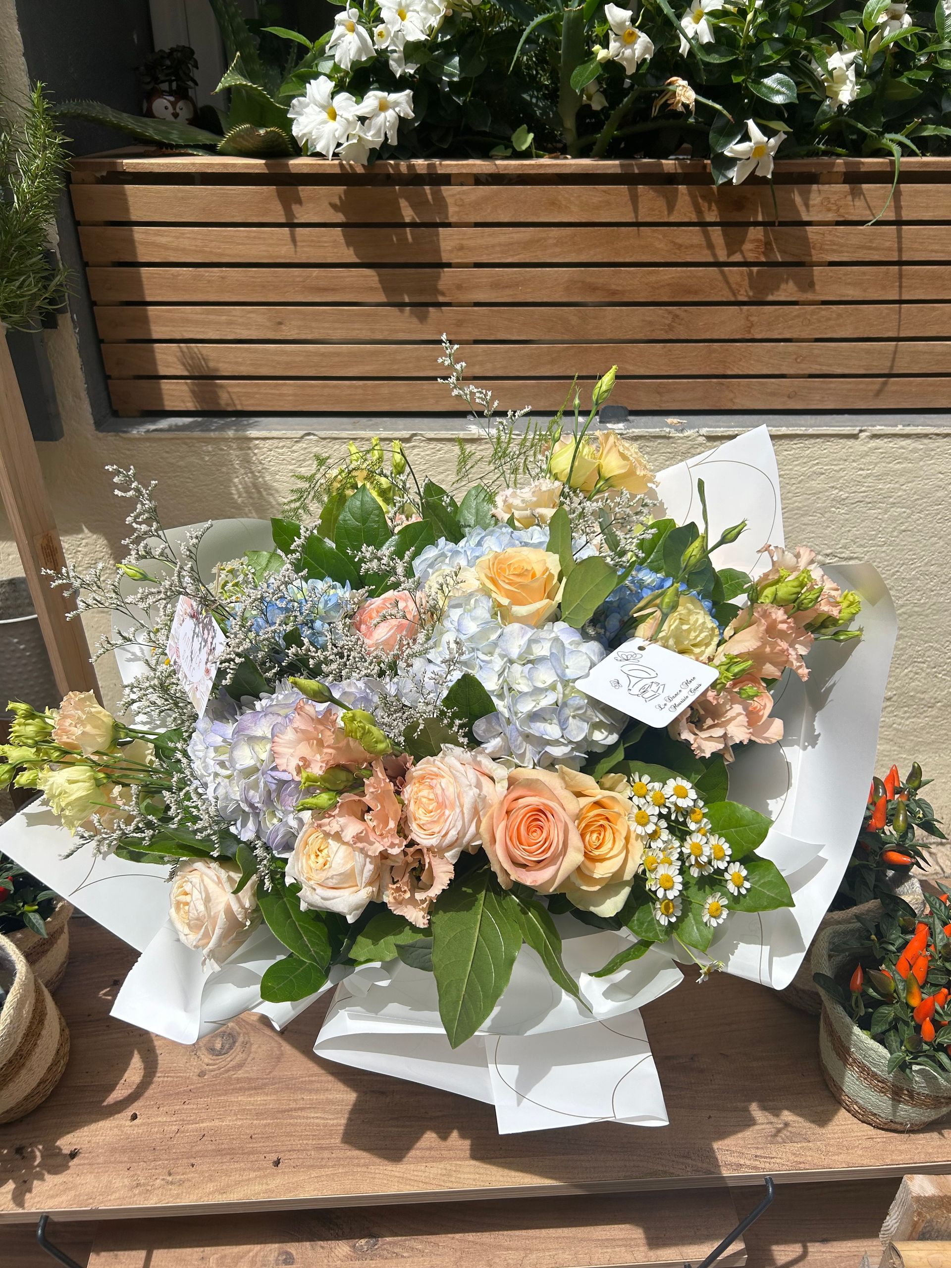 Bouquet avec roses orange et autres fleurs