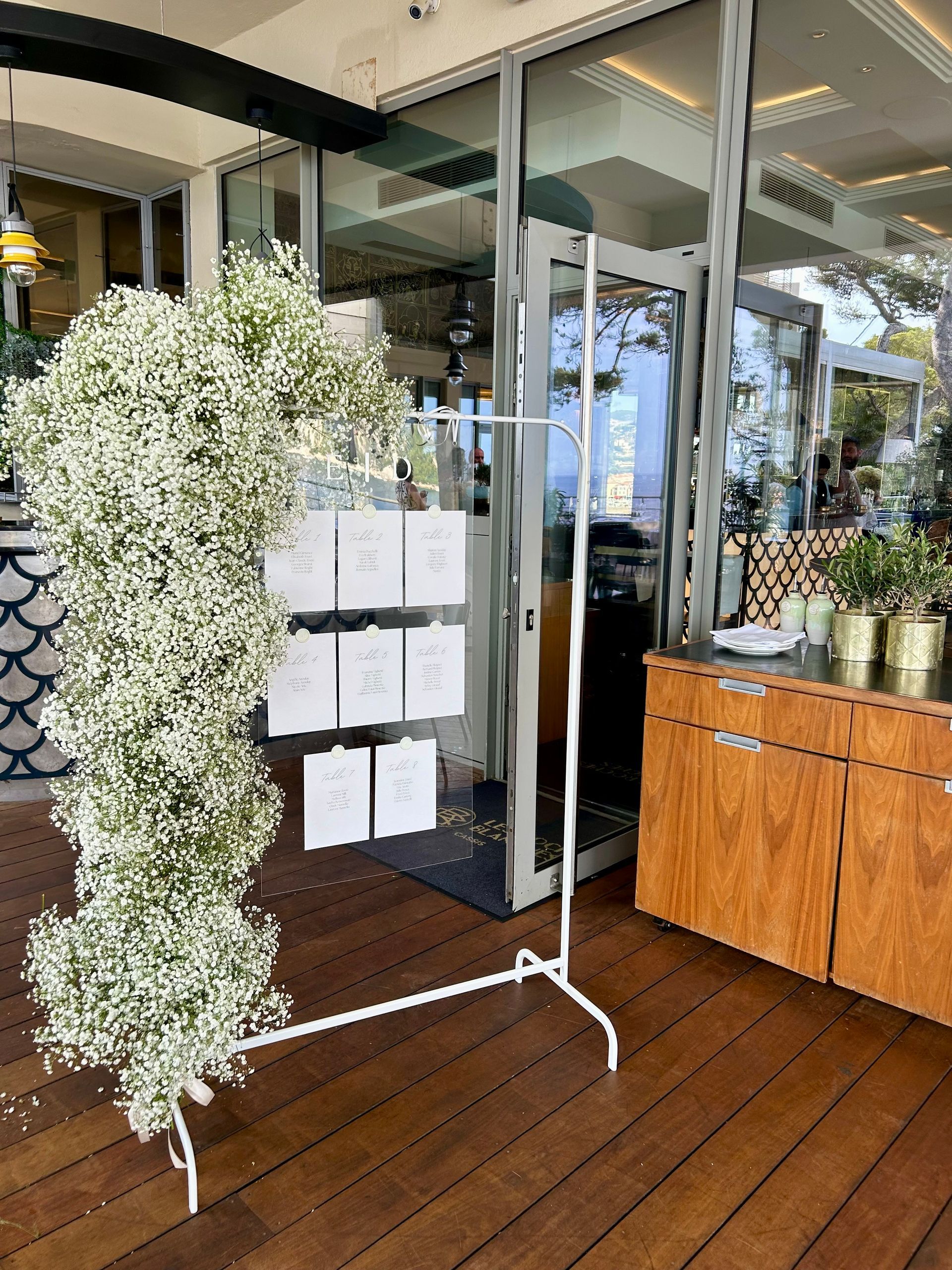 Décoration de fleurs pour entrée