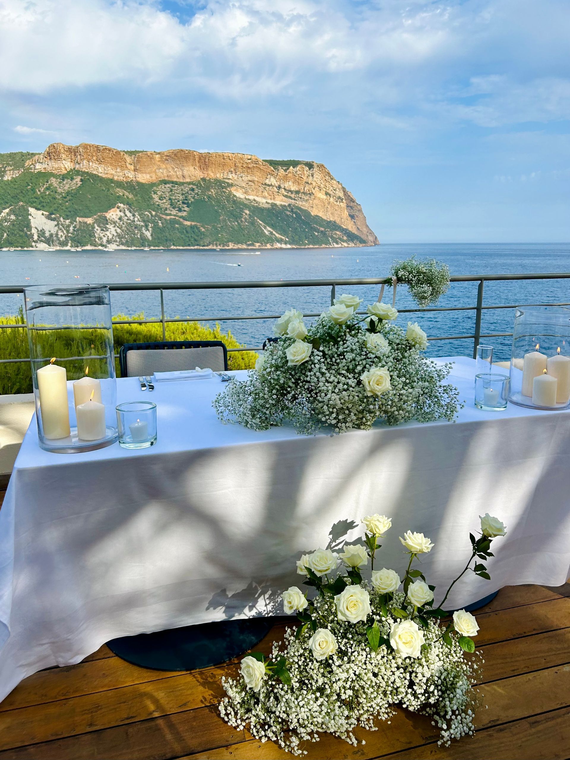 Décoration de fleurs sur une table de réception
