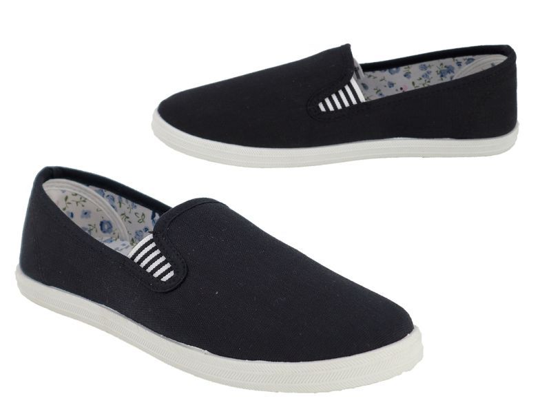 Mustat slip-on-kengät, joissa on valkoiset pohjat