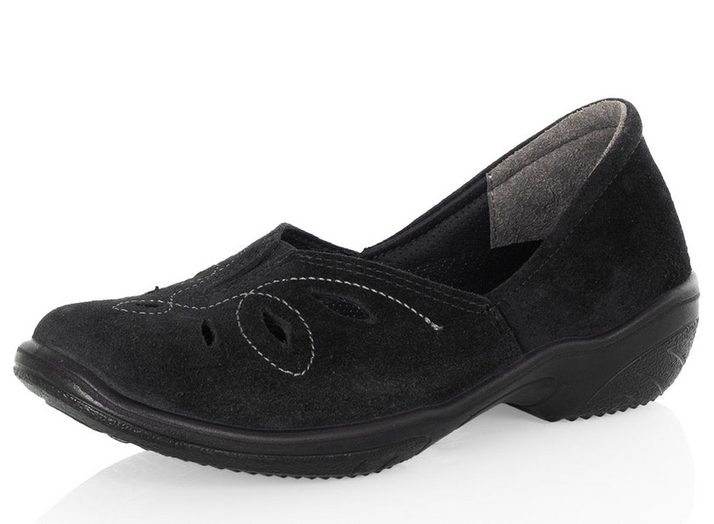 Musta kiilakorkoinen slip-on-kenkä, jossa koristeelliset tikkaukset ja leikkaus valkoisella taustalla