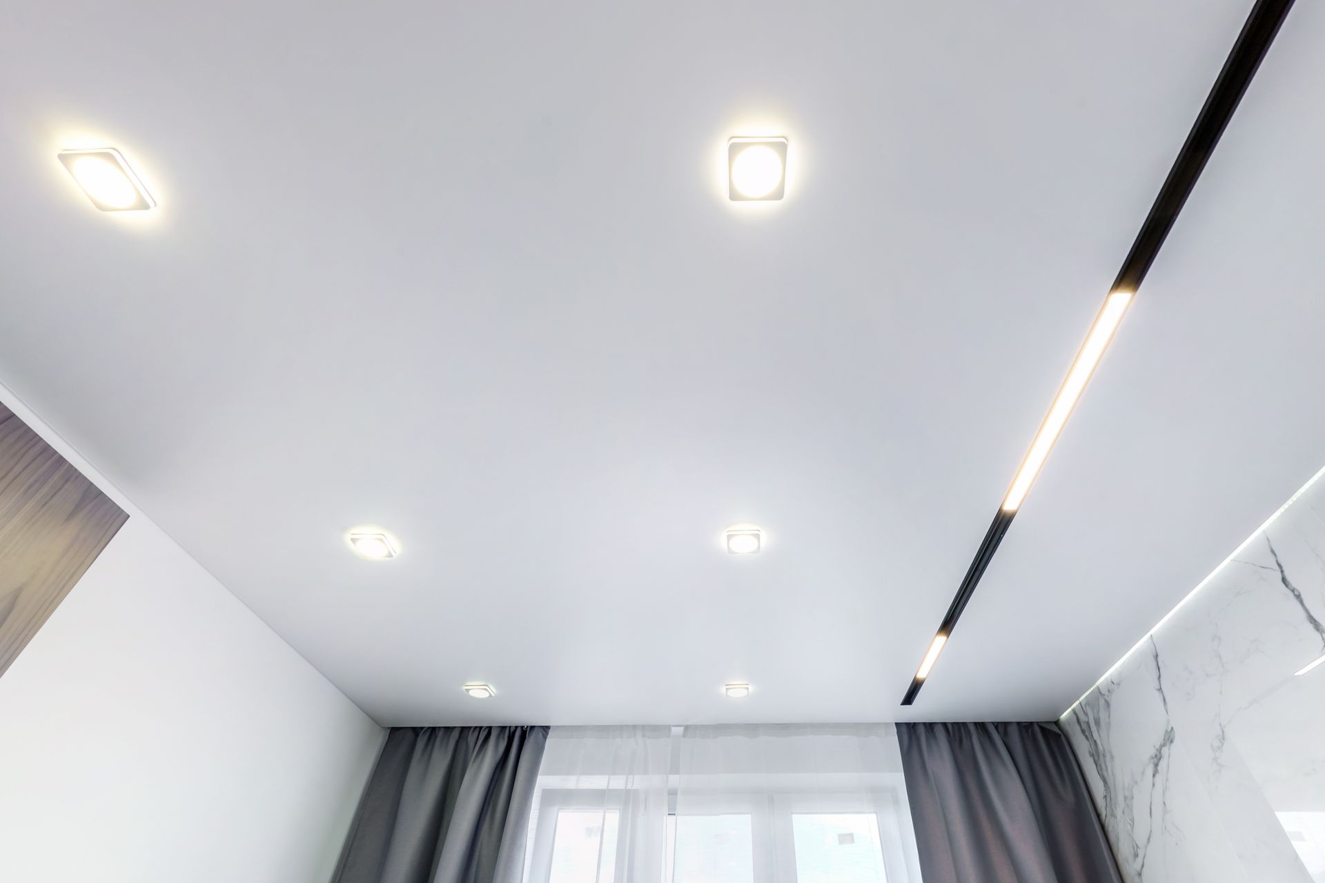 Plafond suspendu avec spots de lumière