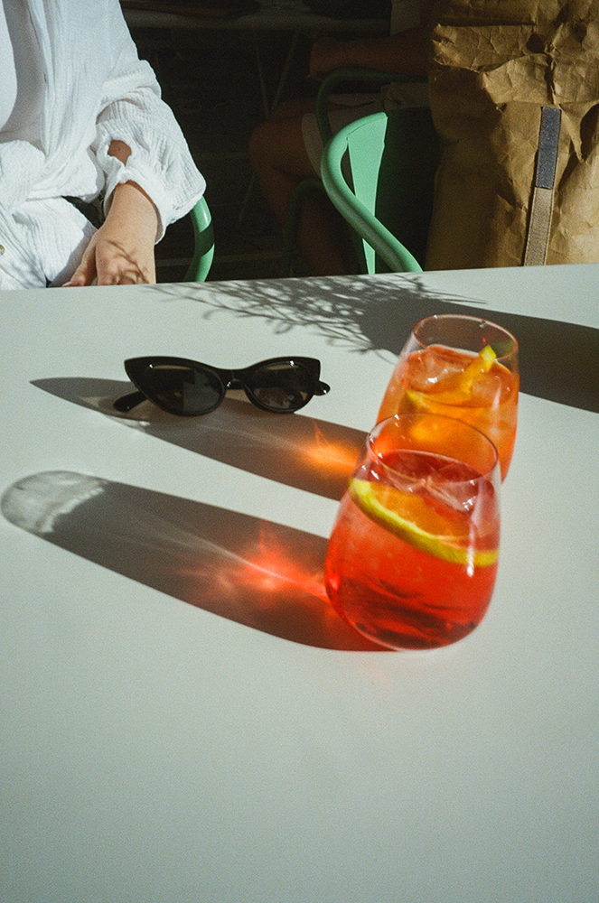 Mitarbeiter bereitet italienische Antipasti-Platte in der Bar zu